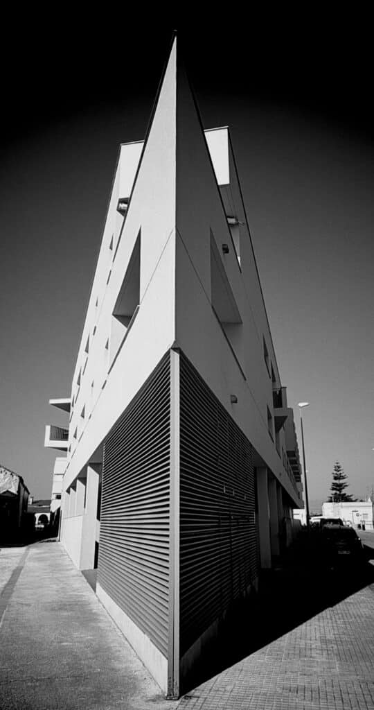 Building on the edge of two streets